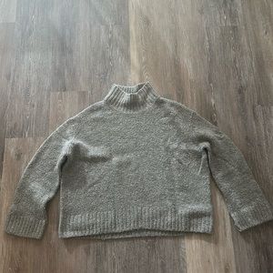 H&M Gray Turtleneck Sweater in Small